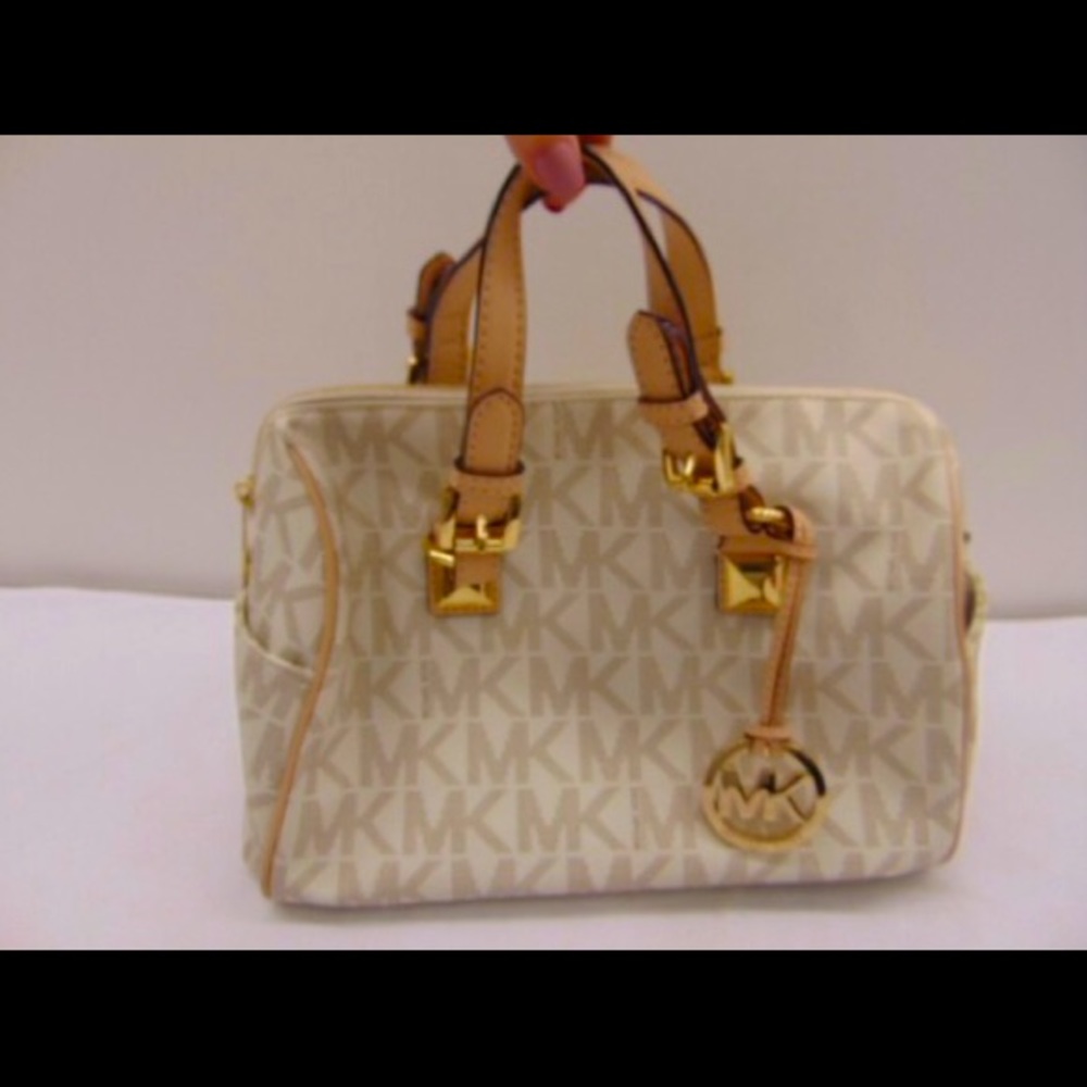 🌟New Listing Michael Kors Handbag, wallet and matching shoes
